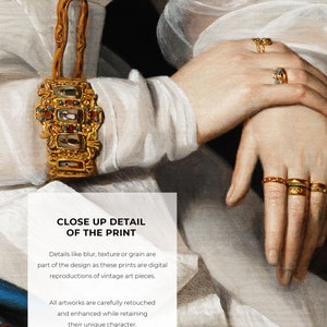 K&ouml;nnte beinhalten: Nahaufnahme eines Vintage-Kunstdrucks, der eine Frauenhand mit goldenen Ringen zeigt. Der Text auf dem Druck lautet "Nahaufnahme des Drucks. Details wie Unsch&auml;rfe, Textur oder K&ouml;rnung sind Teil des Designs, da diese Drucke digitale Reproduktionen von Vintage-Kunstwerken sind. Alle Kunstwerke werden sorgf&auml;ltig retuschiert und verbessert, wobei ihr einzigartiger Charakter erhalten bleibt. Die tats&auml;chlichen Farben k&ouml;nnen leicht abweichen, da jeder Monitor Farben unterschiedlich darstellt."
