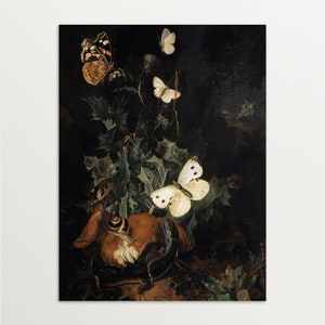 Puede incluir: Una pintura de bodeg&oacute;n que presenta una variedad de insectos y mariposas sobre un fondo oscuro. La pintura incluye un hongo marr&oacute;n con un caracol en la parte superior, un lagarto azul y una variedad de plantas verdes.