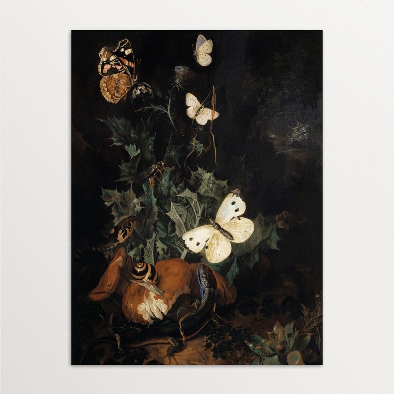 Puede incluir: Una pintura de bodeg&oacute;n que presenta una variedad de insectos y mariposas sobre un fondo oscuro. La pintura incluye un hongo marr&oacute;n con un caracol en la parte superior, un lagarto azul y una variedad de plantas verdes.