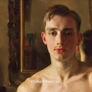 Puede incluir: Un retrato de cerca de un joven con el pelo corto y casta&ntilde;o. Est&aacute; mirando directamente al espectador con una expresi&oacute;n seria. La pintura est&aacute; realizada en un estilo realista con pinceladas suaves. La piel del hombre es p&aacute;lida y sus ojos son de un azul profundo. Lleva una camisa blanca y el pecho desnudo. El fondo es de color marr&oacute;n oscuro.