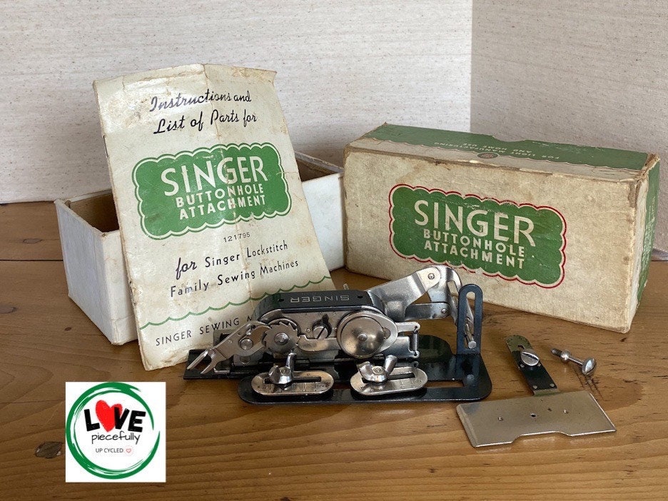 Singer Sewing Machine Lot of Feet / Attachments for 99k in Green Card Box  Lot K35 