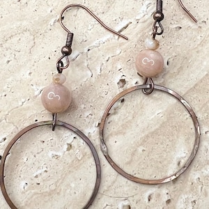 Boucles d’oreilles créoles en cuivre rustique jade rose