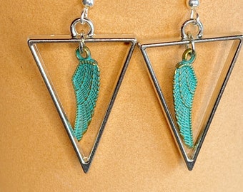 Boucles d'oreilles triangle bohème en argent avec détail aile d'ange turquoise