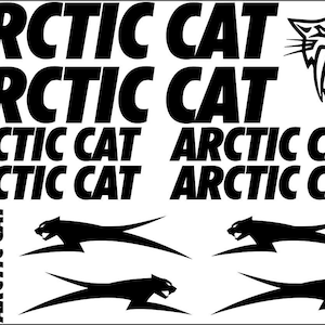 Può includere: Una collezione di decalcomanie e loghi neri Arctic Cat. Il design include il testo "ARCTIC CAT" in grassetto, senza grazie, insieme a sagome stilizzate di un gatto che corre e una testa di gatto che ringhia. Le decalcomanie sono adatte ai veicoli.