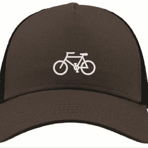Gorra Trucker de bicicleta hecha a mano con bordado.