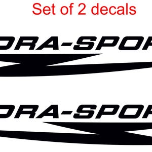 Puede incluir: Dos calcomanías negras "HYDRA-SPORTS" con un diseño de flecha estilizada. El texto está en negrita, con fuente sans-serif. Las calcomanías están sobre un fondo blanco, con el texto "Set of 2 decals" en rojo en la parte superior.