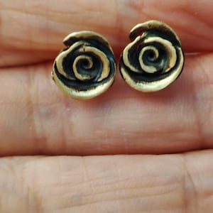 Messing Silber Ohrringe, Rose Ohrringe, kleine Ohrringe, Messing Ohrstecker, minimalistisch Messing Ohrstecker, Silber Messing Ohrstecker, Frauen Ohrringe