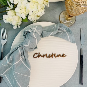 Noms de mariage en bois, carte de lieu de mariage, noms découpés au laser, mise en place, sièges de mariage, noms de mariage, bois de finition naturelle, faveur des invités.