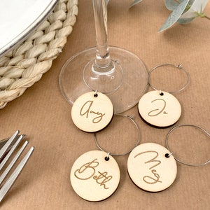 Gepersonaliseerde wijncharms, houten plaatsnamen, wijnglascharms, trouwplaatskaartjes, houten huwelijksgunsten, lasergesneden namen, sleutelhanger met naam