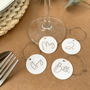 Weinglas-Anhänger, Individuelle Wein-Anhänger, Barware-Acryl-Platznamen, Hochzeits-Platzkarten, Hochzeitsgeschenk aus Holz, Lasergeschnittene Namen, Namens-Schlüsselanhänger