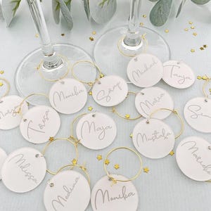 Charms kieliszków do wina, niestandardowe amulety do wina, akrylowe nazwy miejsc Barware, wizytówki weselne, drewniane przysługę weselną, nazwy wycinane laserowo, brelok z imieniem
