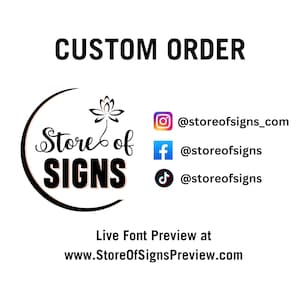 Peut inclure: Un panneau de commande personnalisée avec le texte "Store of Signs" dans un cercle noir orné d'un motif de fleur stylisé. Le panneau affiche également les poignées de médias sociaux pour Instagram, Facebook et TikTok.