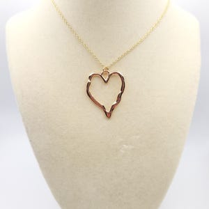 Collar con colgante de corazón abierto en oro martillado, estilo bohemio.