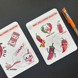 Op de afbeelding: Twee vellen met stickers met verschillende chili-ontwerpen. De stickers zijn op een witte achtergrond met glitter. De stickers bevatten een chili met een gezicht, een chili met een hart, een chili met een suikerzakje en een chili met een flesje hete saus. De tekst op de stickers luidt "Sweet Chilli Sticker Collection", "Hot", "Say What!", "Sugar", "Spice Lover", "You Can Do This", "There For You" en "Say Aaaahhh!"