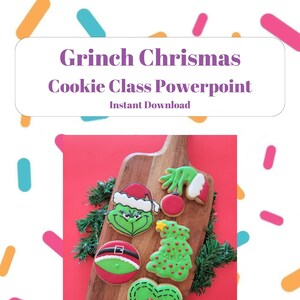 以下が含まれることがあります： 木製のまな板の上に、グリンチをテーマにしたクリスマスのクッキーが6つ並んでいます。クッキーは緑、赤、白のアイシングで飾られており、グリンチ、サンタクロース、クリスマスツリー、ハートの画像が描かれています。