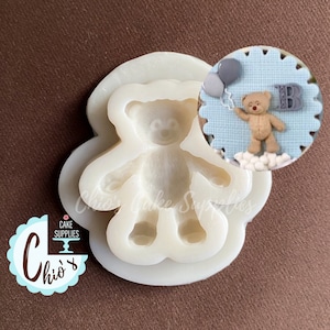 Puede incluir: Molde de silicona blanco para hacer un adorno de pastel de oso de peluche. El molde tiene forma de oso de peluche y tiene un diseño detallado.