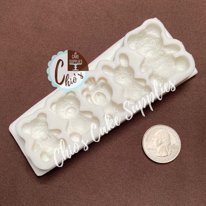 Pu&ograve; includere: Stampo in silicone bianco con cinque cavit&agrave; a forma di orso. Gli orsi hanno disegni dettagliati e misurano circa 2,5 cm. Lo stampo &egrave; mostrato accanto a una moneta da un euro per il confronto delle dimensioni.