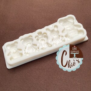 Pu&ograve; includere: Stampo in silicone bianco con sei cavit&agrave; a forma di orso. Lo stampo &egrave; progettato per realizzare decorazioni in pasta di zucchero o pasta di gomma. Lo stampo &egrave; etichettato "Chio's Cake Supplies".