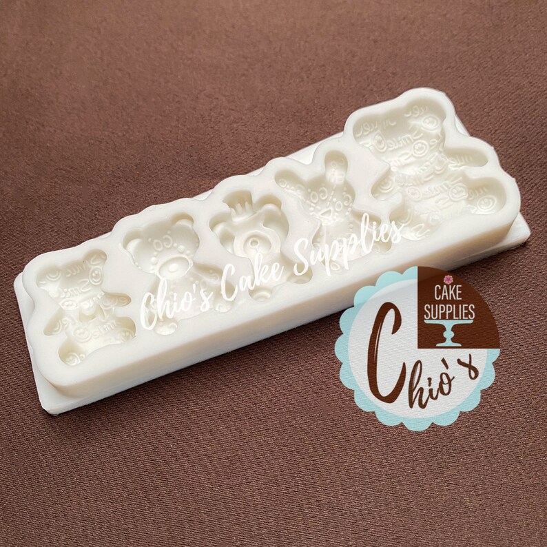 Pu&ograve; includere: Stampo in silicone bianco con sei cavit&agrave; a forma di orso. Lo stampo &egrave; progettato per realizzare decorazioni in pasta di zucchero o pasta di gomma. Lo stampo &egrave; etichettato "Chio's Cake Supplies".