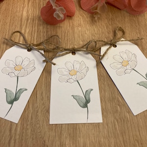 Daisy gift tags with jute string/ Present labels/ Birthday tags/ Floral tags/ Thank you hanging label