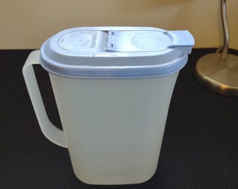 VTG Tupperware Pitcher Blue Top 1.5 quart