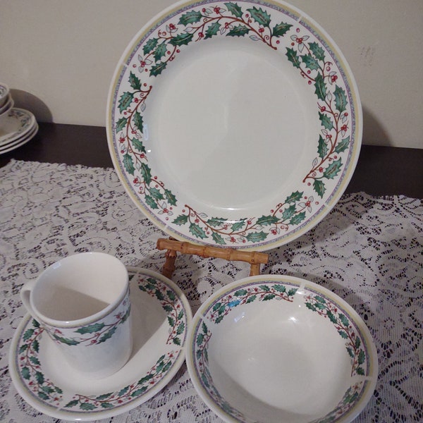 Vtg Gibson 16 PC set Service for 4 Holly Berries Christmas China Dish  Set