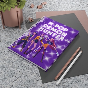 K-Pop Demon Hunter Spiral Notebook | Lila Glitter Animefigurer