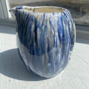 Bellissima brocca in ceramica smaltata fatta a mano