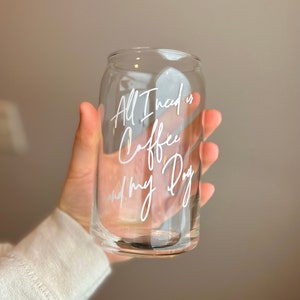 Todo lo que necesito es café y mi perro / Vaso de café helado / Vaso de lata de cerveza / Taza de vidrio de moda / Lata de vidrio estética / Lata de cerveza Boho