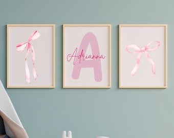 Arte personalizado con inicial de nombre y lazo rosa claro, pósteres rosas para niña, juego de 3 para habitación infantil rosa, descarga digital, arte de pared imprimible, impresión de lazo rosa