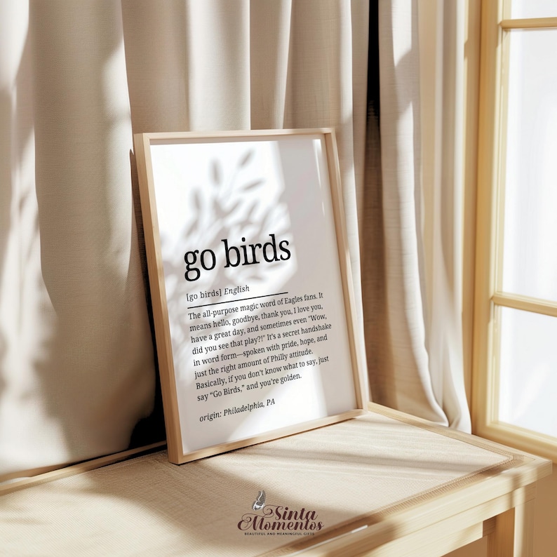 K&ouml;nnte beinhalten: Ein schwarz-wei&szlig;er druckbarer Wandkunstdruck mit dem Text "go birds", definiert als "Das Allzweck-Zauberwort der Eagles-Fans. Es bedeutet Hallo, Auf Wiedersehen, Danke, Ich liebe dich, Sch&ouml;nen Tag noch, und manchmal sogar "Wow, hast du das Spiel gesehen?!" Es ist ein geheimer Handschlag in Wortform - gesprochen mit Stolz, Hoffnung und genau der richtigen Menge an Philly-Einstellung. Im Grunde genommen, wenn du nicht wei&szlig;t, was du sagen sollst, sag einfach "Go Birds," und du bist golden Herkunft: Philadelphia, PA"