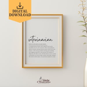 Op de afbeelding: Een downloadbare digitale print van een definitie voor het woord "dierenarts". De definitie is geschreven in zwarte tekst op een witte achtergrond met een gouden lijst. De tekst luidt: "Een medelevende genezer met een zachte aanraking en een grenzeloze liefde voor alle wezens. Hun buitengewone talenten omvatten het kalmeren van angstige harten, zowel harige als menselijke. Een levensreddende, probleemoplossende, pootvasthoudende, staartzwaaiend superheld, ze bezitten de wijsheid om te diagnosticeren, de vaardigheid om te behandelen en het hart om te zorgen. Een echt opmerkelijke ziel die troost en hoop brengt en de wereld een betere plek maakt, één kostbaar dier tegelijk."