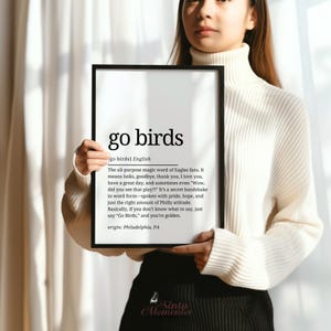 K&ouml;nnte beinhalten: Ein schwarz-wei&szlig;es druckbares Poster mit der Definition des Wortes "go birds" im W&ouml;rterbuchformat. Die Definition erkl&auml;rt, dass "go birds" ein gebr&auml;uchlicher Ausdruck von Philadelphia Eagles-Fans ist, um eine Vielzahl von Emotionen auszudr&uuml;cken, darunter Hallo, Auf Wiedersehen, Danke und Ich liebe dich. Das Poster enth&auml;lt auch den Ursprung des Ausdrucks, der Philadelphia, PA ist.