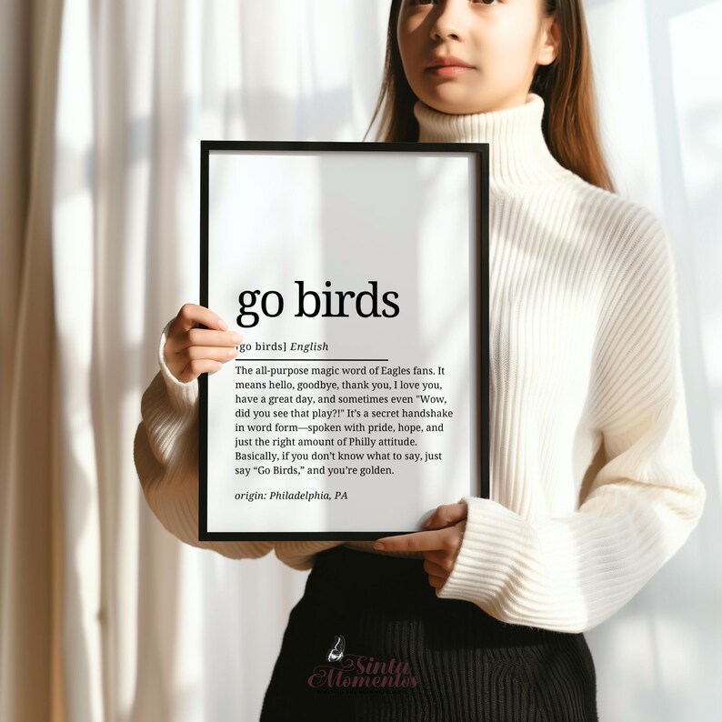 K&ouml;nnte beinhalten: Ein schwarz-wei&szlig;es druckbares Poster mit der Definition des Wortes "go birds" im W&ouml;rterbuchformat. Die Definition erkl&auml;rt, dass "go birds" ein gebr&auml;uchlicher Ausdruck von Philadelphia Eagles-Fans ist, um eine Vielzahl von Emotionen auszudr&uuml;cken, darunter Hallo, Auf Wiedersehen, Danke und Ich liebe dich. Das Poster enth&auml;lt auch den Ursprung des Ausdrucks, der Philadelphia, PA ist.