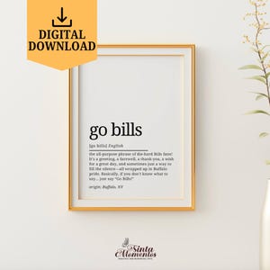 Puede incluir: Una descarga digital imprimible de una definición de la frase "Go Bills!" en un marco dorado. La definición explica que es una frase común utilizada por los fanáticos de los Buffalo Bills. El texto está en blanco y negro.