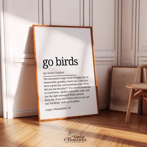 K&ouml;nnte beinhalten: Ein schwarz-wei&szlig;es druckbares Wandbild-Design mit dem Wort "go birds", das als das Allzweck-Zauberwort der Eagles-Fans definiert ist. Die Definition erkl&auml;rt, dass es Hallo, Auf Wiedersehen, Danke, Ich liebe dich, Sch&ouml;nen Tag noch und manchmal sogar "Wow, hast du das Spiel gesehen?!" bedeutet. Es ist ein geheimer Handschlag in Wortform - gesprochen mit Stolz, Hoffnung und genau der richtigen Menge an Philly-Einstellung. Im Grunde genommen, wenn du nicht wei&szlig;t, was du sagen sollst, sag einfach "Go Birds", und du bist im gr&uuml;nen Bereich. Der Ursprung ist Philadelphia, PA.