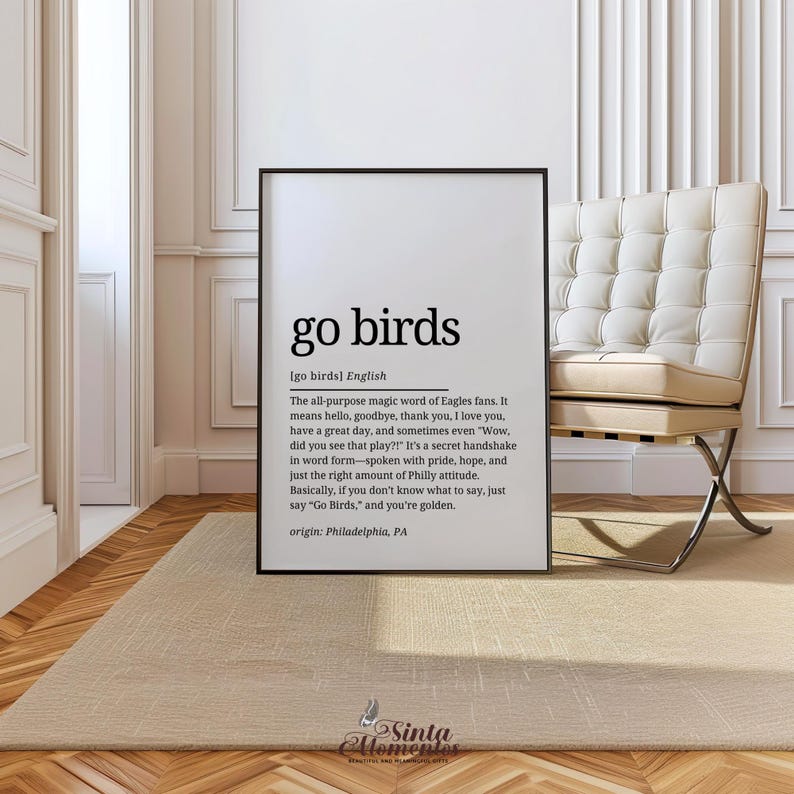 K&ouml;nnte beinhalten: Schwarz-wei&szlig;es druckbares Wandbild mit einer W&ouml;rterbuchdefinition des Ausdrucks "go birds" als Slang-Begriff, der von Philadelphia Eagles-Fans verwendet wird. Die Definition erkl&auml;rt, dass der Ausdruck eine vielseitige Begr&uuml;&szlig;ung, ein Abschied und ein Ausdruck der Unterst&uuml;tzung f&uuml;r das Team ist.