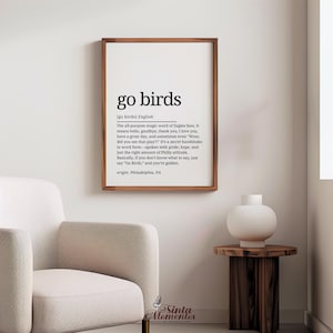 K&ouml;nnte beinhalten: Ein schwarz-wei&szlig;er druckbarer Wandkunstdruck mit der Definition des Ausdrucks "go birds" auf Englisch. Die Definition erkl&auml;rt, dass der Ausdruck eine g&auml;ngige Begr&uuml;&szlig;ung ist, die von Fans der Philadelphia Eagles verwendet wird.