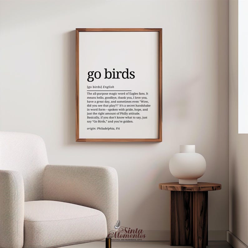 K&ouml;nnte beinhalten: Ein schwarz-wei&szlig;er druckbarer Wandkunstdruck mit der Definition des Ausdrucks "go birds" auf Englisch. Die Definition erkl&auml;rt, dass der Ausdruck eine g&auml;ngige Begr&uuml;&szlig;ung ist, die von Fans der Philadelphia Eagles verwendet wird.