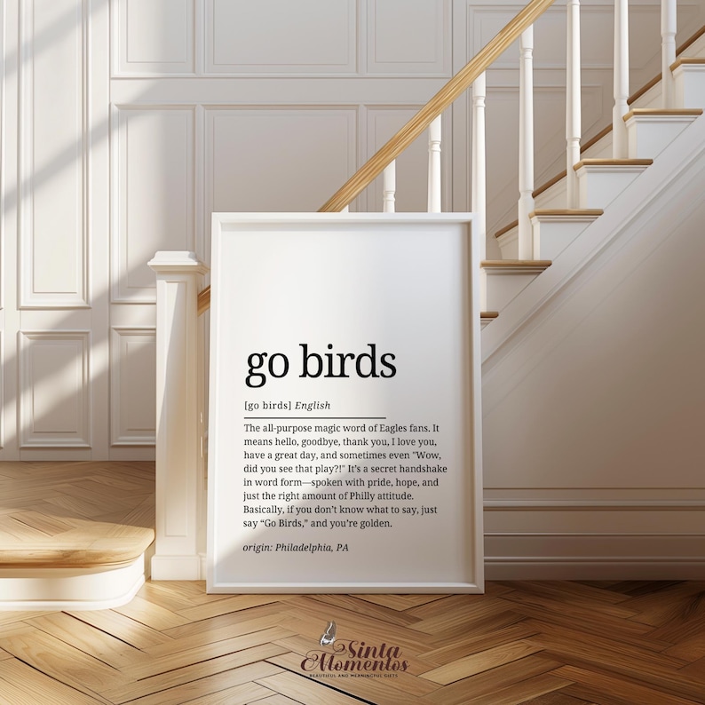 K&ouml;nnte beinhalten: Ein schwarz-wei&szlig;es druckbares Wandbild mit der Definition des Ausdrucks "go birds" auf Englisch. Die Definition erkl&auml;rt, dass der Ausdruck eine g&auml;ngige Begr&uuml;&szlig;ung und ein Ausdruck der Unterst&uuml;tzung f&uuml;r die Philadelphia Eagles Footballmannschaft ist. Der Text ist auf wei&szlig;em Hintergrund.