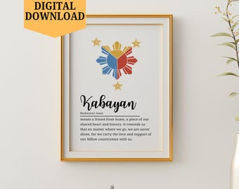 Op de afbeelding: Een downloadbare digitale print van een definitie van het Filipijnse woord "Kabayan" met een gestileerde illustratie van de Filipijnse vlag. De definitie luidt: "betekent een vriend van huis, een deel van ons gedeelde hart en onze geschiedenis. Het herinnert ons eraan dat we, waar we ook heen gaan, nooit alleen zijn, want we dragen de liefde en steun van onze landgenoten met ons mee."