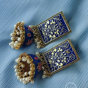 Pode incluir: Um par de brincos azuis e dourados com um design floral. Os brincos t&ecirc;m um charme pendurado com uma corrente de contas de p&eacute;rola.