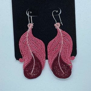 Feather earrings - mauve