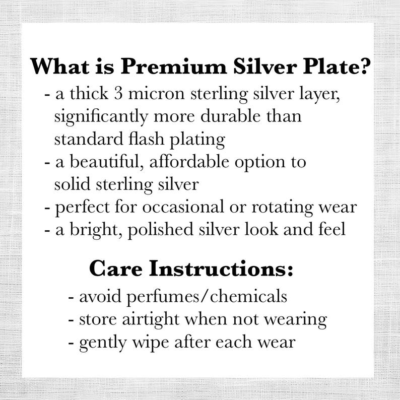 Puede incluir: Fondo blanco con texto que explica el plateado de plata de primera calidad. El texto describe una capa gruesa de plata de ley, durabilidad e instrucciones de cuidado, incluyendo evitar perfumes y guardar herm&eacute;ticamente.