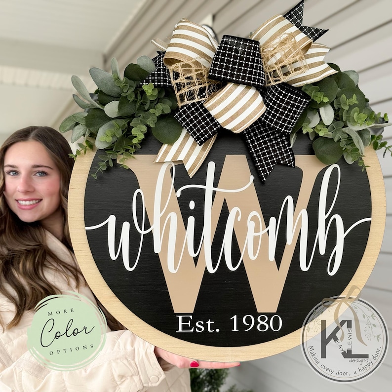 Decoración para puerta de entrada / Apellido / Inicial / Corona con monograma / Colgador de puerta / Corona para puerta de entrada / Personalizado / Letrero para puerta de entrada / Regalo de boda Black/Taupe Letter