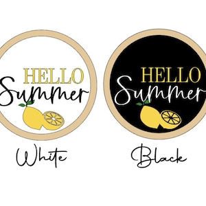 Op de afbeelding: Twee ronde borden met houten randen en de tekst HELLO SUMMER in goudkleurige en zwarte letters. Elk bord toont een gele citroen en een citroenschijfje met groene blaadjes. Het ene bord heeft een witte achtergrond met het label White, het andere een zwarte achtergrond met het label Black.