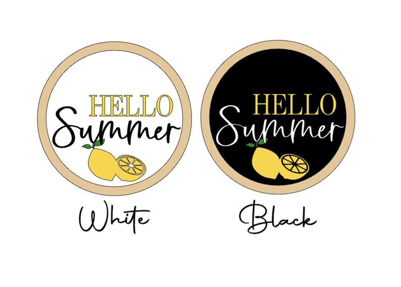 Op de afbeelding: Twee ronde borden met houten randen en de tekst HELLO SUMMER in goudkleurige en zwarte letters. Elk bord toont een gele citroen en een citroenschijfje met groene blaadjes. Het ene bord heeft een witte achtergrond met het label White, het andere een zwarte achtergrond met het label Black.