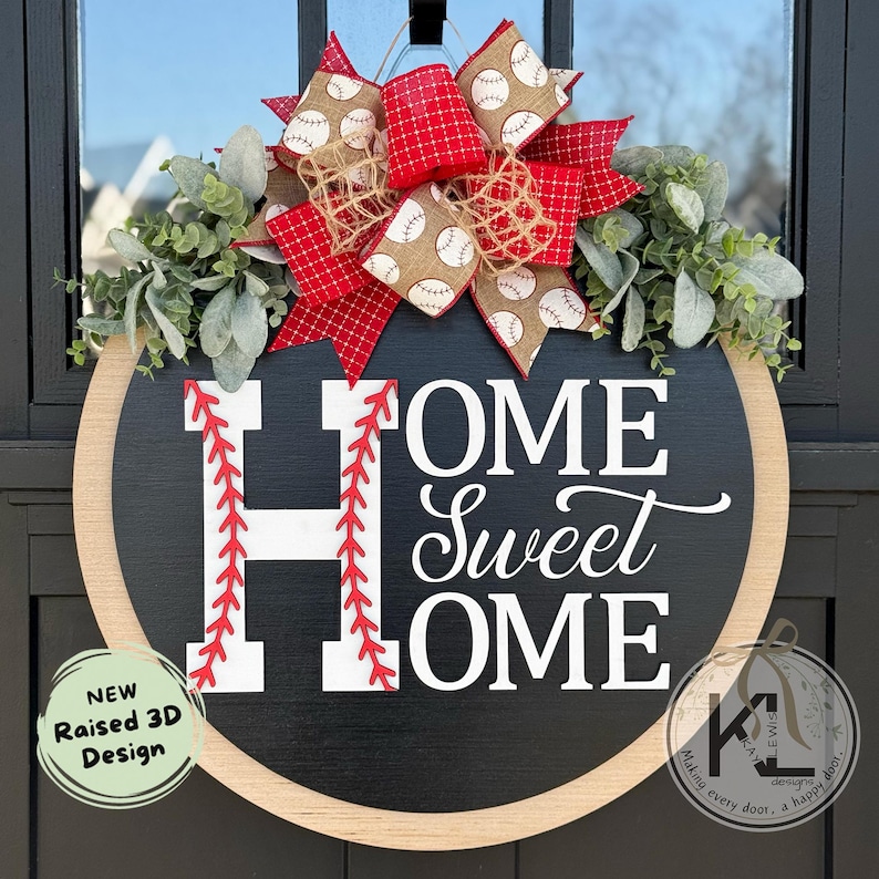 Peut inclure: Une suspension de porte en bois noir et blanc avec le texte "HOME Sweet HOME" en lettres blanches. La lettre "H" est d&eacute;cor&eacute;e de coutures rouges pour ressembler &agrave; un ballon de baseball. Un n&oelig;ud rouge et beige avec un tissu &agrave; th&egrave;me de baseball est attach&eacute; au sommet de la suspension de porte.