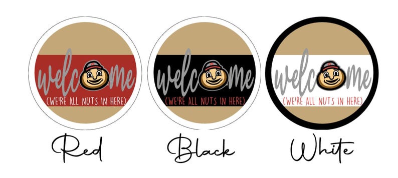 Puede incluir: Tres letreros circulares con fondos beige y una banda horizontal central en rojo, negro o blanco. Cada letrero presenta la palabra welcome en letra cursiva gris, un personaje de nuez de dibujos animados y el texto (WE'RE ALL NUTS IN HERE) en letras peque&ntilde;as.