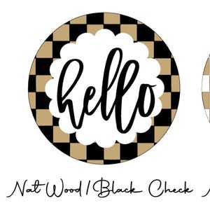Op de afbeelding: Drie ronde decoratieve borden met het woord "hello" in een scriptlettertype. Elk bord heeft een ander kleurenschema: zwart-wit dambord met een beige geschulpte rand, tan en zwart dambord met een witte geschulpte rand, en tan en wit dambord met een zwarte geschulpte rand.